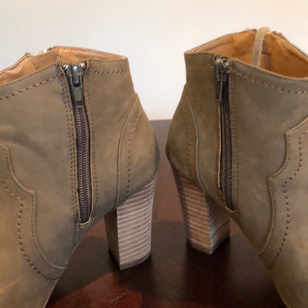 XOXO Brown Faux Leather Peep Toe zipper tassel booties size 6.5 - Picture 9 of 11